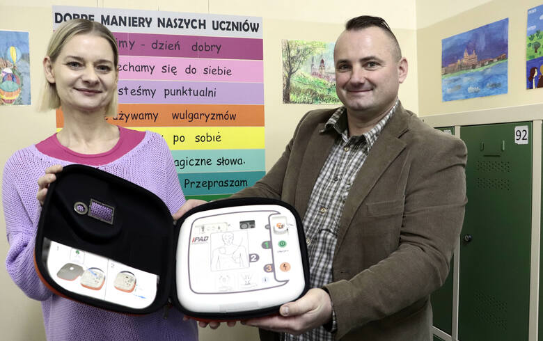 Defibrylator AED prezentują Marcin Kowalski, przewodniczący rady rodziców oraz Alicja Kuziemska-Machowska, wicedyrektor SP nr 12 w Grudziądzu