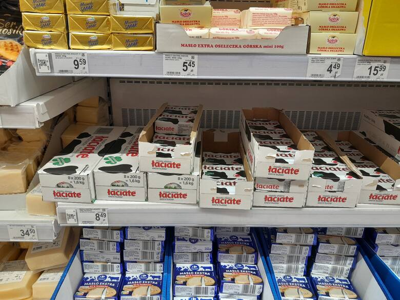 Kostka 200 g masła Łaciatego w Carrefourze kosztuje 8,49 zł. To 42,45 zł za 1 kg.