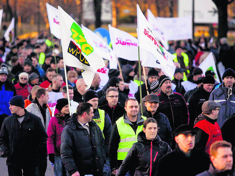 Protesty przeciwko zaproponowanym przez rząd zmianom odbywają się nie tylko w kopalniach. Na przykład w Gliwicach mieszkańcy miasta i rodziny górników zablokowali wczoraj ulicę Pszczyńską