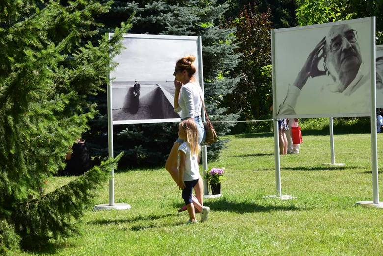 Wystawa fotografii Pawła Chary "Mrożek. Życie warte jest życia" w zabytkowym parku Kliniki Rehabilitacji pod Skierniewicami [ZDJĘCIA]