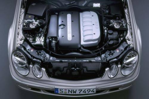 Fot. DaimlerChrysler: Mercedes E 320 CDI wyposażony w "Najlepszy silnik 2005 r." rozpędza się od 0 do 100 km/h w 7,7 s a jego prędkość