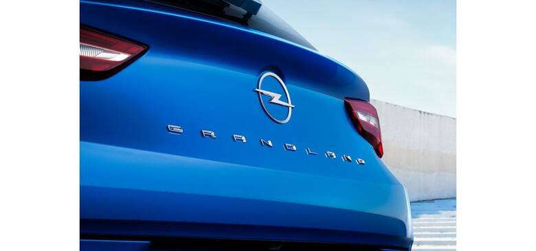 „Polscy klienci już mogą składać zamówienia na nowego Opla Grandlanda, naszego flagowego SUV‑a” — mówi Adam Męciński, dyrektor marki Opel w Polsce. Fot.
