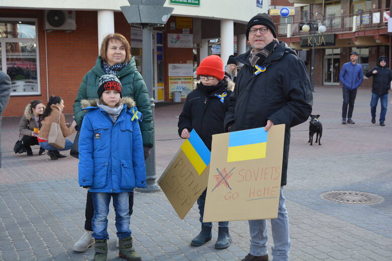 Wojna na Ukrainie. Ostrołęczanie solidaryzują się z sąsiadami zza wschodniej granicy. 27.02.2022 odbył się wiec poparcia. Jak można pomóc?