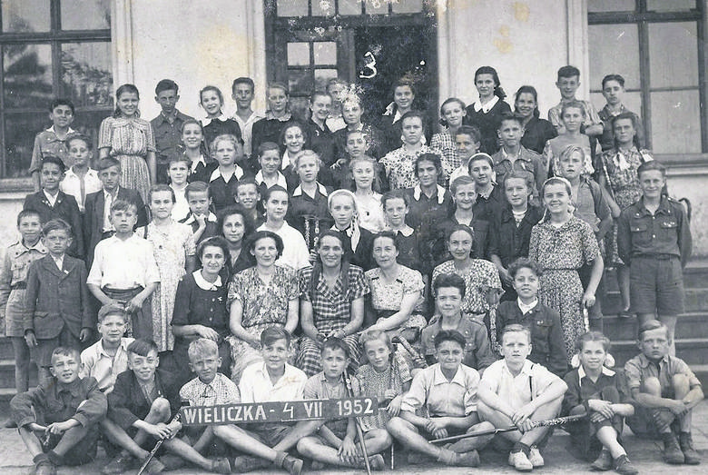 Niedługo po przyjeździe Czaplińskich do Kożuchowa w 1947 r. Przyjęcie repatriantów na podwórzu przy ul. Zygmuntowskiej