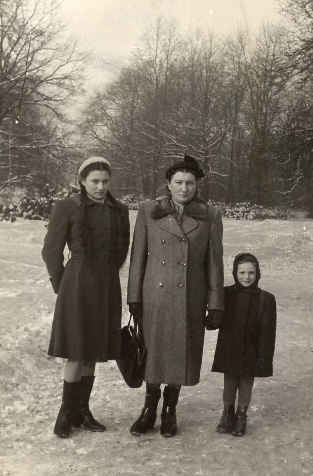 Ruth, Ida i Anat - młodsza córka urodziła się już po wojnie. 