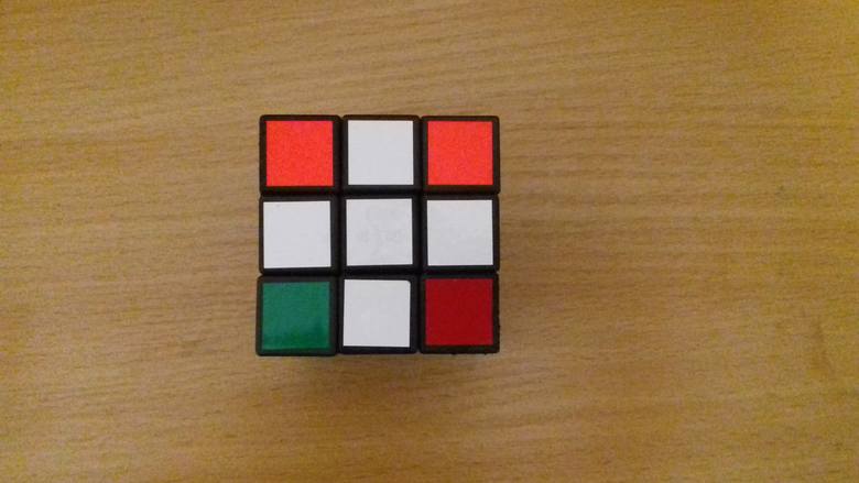 Fot. 1 Biały krzyż na na kostce Rubika
