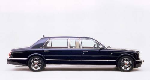 Fot. Bentley: Przedłużanych limuzyn jest wiele – monarchiści wybierają Rolls-Royce’a lub Bentley’a (na zdjęciu).