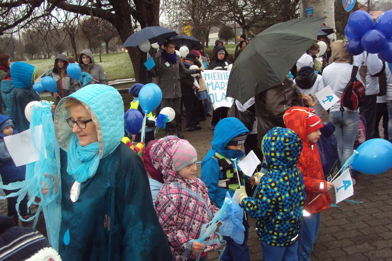 W zeszłym roku w marszu solidarnościowym z chorymi na autyzm wzięli udział dorośli i dzieci. 
