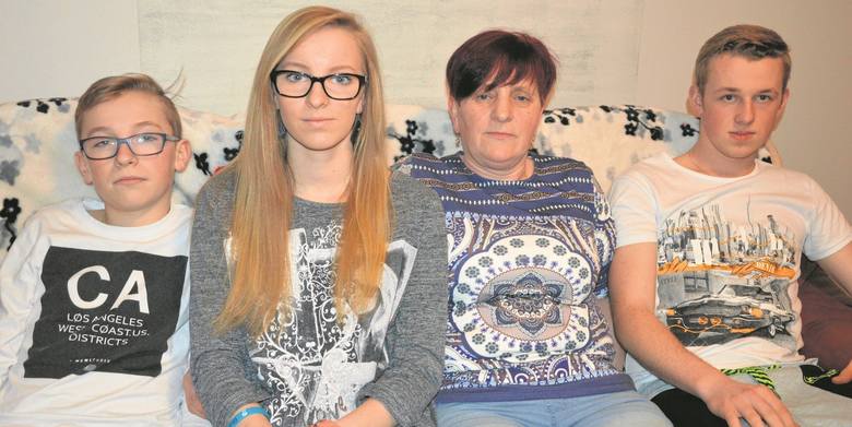 Krystyna Olesiak (druga z prawej)  walczy o 500 plus dla trójki swoich dzieci. Od lewej: 13-letni Daniel, 17-letnia Justyna i 18-letni Bartek