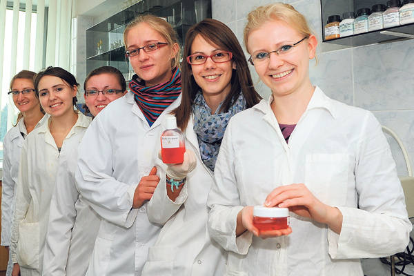 Dziewczyny, które mają nos do zapachów (od prawej): Kasia Błoch, Marta Biskupska, Marta Majecka, Ilona Przybylska, Aneta Gabryszek, Aneta Tomczak.  