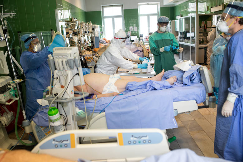 Lekarze i pielęgniarki z intensywnej terapii Szpitala Wojskowego w Krakowie mówią zgodnie: pandemia wywróciła nasze życie do góry nogami