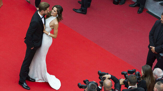 Kevin Trapp i Izabel Goulart na czerwonym dywanie podczas festiwalu filmowego w Cannes