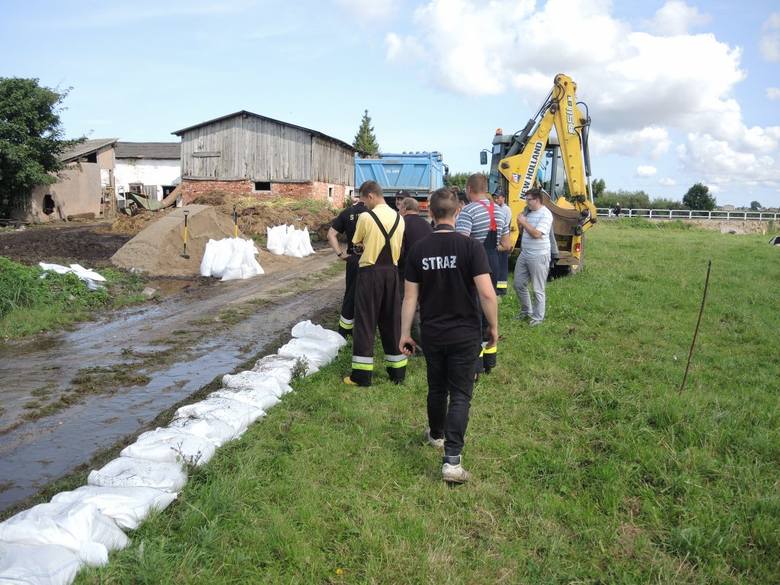 Wielki potop w gminie Darłowo. Zalane domy, pomoc wojska