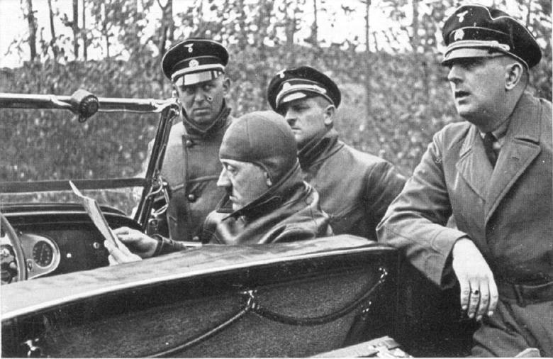 Wódz NSDAP w Mercedesie podczas jednej z podróży po Niemczech na początku lat 30. Za Hitlerem Julius Schreck, z prawej Kurt Daluege / Fot. Bundesarc
