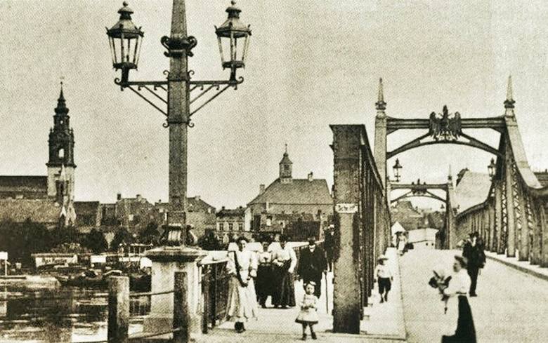 Wygląda znajomo? Most ozdobiony orłami brandenburskimi. Mieszkańcy spacerują jego środkiem,co oznacza, że w 1905 roku aut nie było dużo.