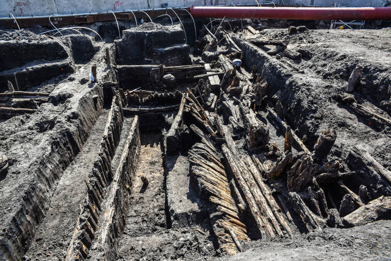 Badania archeologiczne rozpoczęły się na początku czerwca. Odkryto już m.in. drewniane rury wodociągowe i koryta odpływowe, tysiące fragmentów naczyń oraz łyżwę.