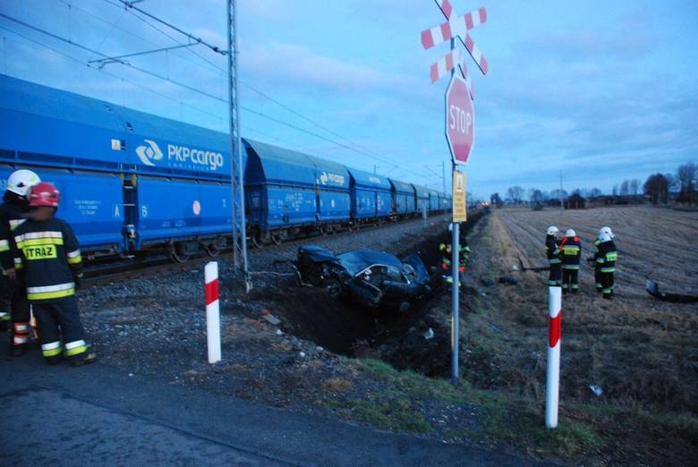 Wypadek na przejeździe kolejowym: Kierowca osobówki odniósł jedynie lekkie obrażenia