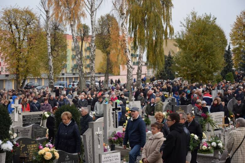 Starogard Gdański. Mieszkańcy Starogardu Gd. zapalili świece na grobach bliskich, położyli wiązanki kwiatów i wspólnie się pomodlili.