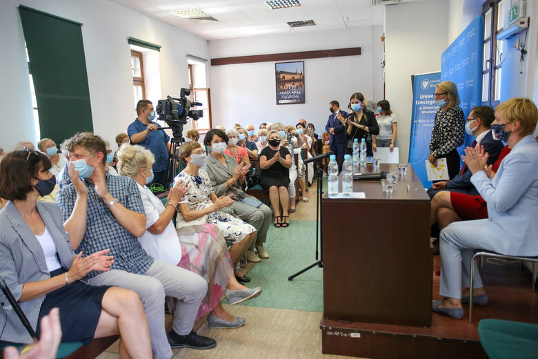 Minister Rodziny i Polityki Społecznej Marlena Maląg wręczyła w poniedziałek (26 lipca) promesę na dofinansowanie dla seniorów. 