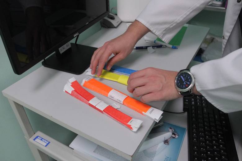 Każdy pacjent w zależności od stanu, w jakim zgłosił się na SOR, otrzyma opaskę w określonym kolorze. 