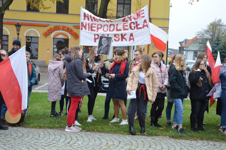 Patriotyczny marsz uczniów szkół pijarskich w Łowiczu [ZDJĘCIA]