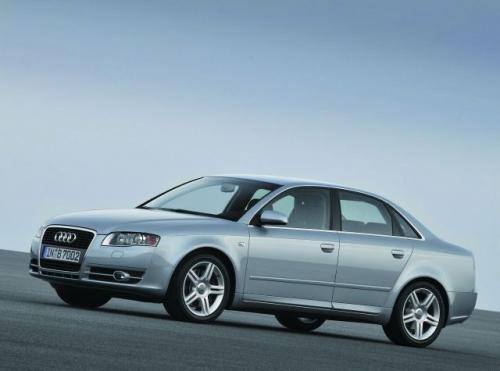 Fot. Audi: Nowe Audi A4 ma charakterystyczny wlot powietrza, który stał się wyróżnikiem marki. Ze względu na nieco krótszy rozstaw osi, we wnętrzu Audi