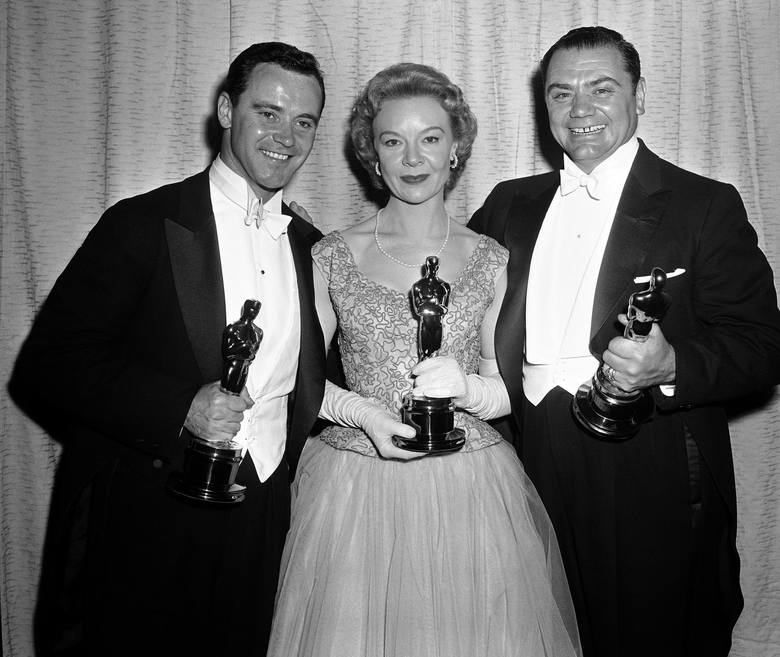 1956 r.<br /> <br /> Na zdjęciu od lewej Jack Lemmon (najlepszy aktor drugoplanowy), Jo Van Fleet (najlepsza aktorka drugoplanowa) i Ernest Borgnine (najlepszy aktor).