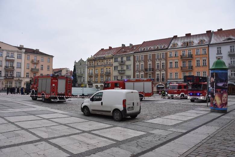 Przed godz. 14.00 do urzędu miasta w Kaliszu przyszedł mail z informacją o podłożonej bombie. Ewakuowano prawie 200 osób.<br /> <strong>Przejdź do kolejnego zdjęcia ---></strong><br /> 