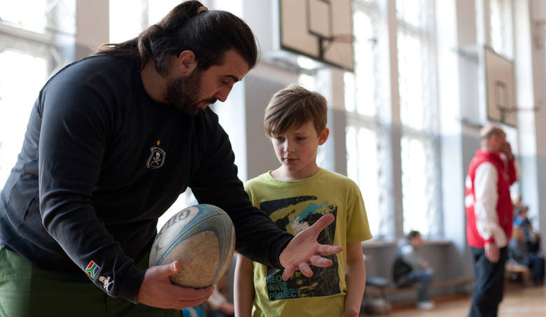 Merab Gabunia pokazuje, jak chwytać piłkę do rugby