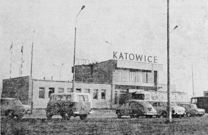  Rok 1969. Pierwsze inwestycje w Pyrzowicach:  powstał niewielki terminal pasażerski (o pow. 550 m kw), drogi kołowania i przeddworcowa płyta postojowa.