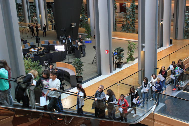 W liczącym 200 tys. metrów kwadratowych gmachu PE, oprócz sali plenarnej i komisji, jest ponad tysiąc biur oraz ogromne centrum prasowo-telewizyjne.