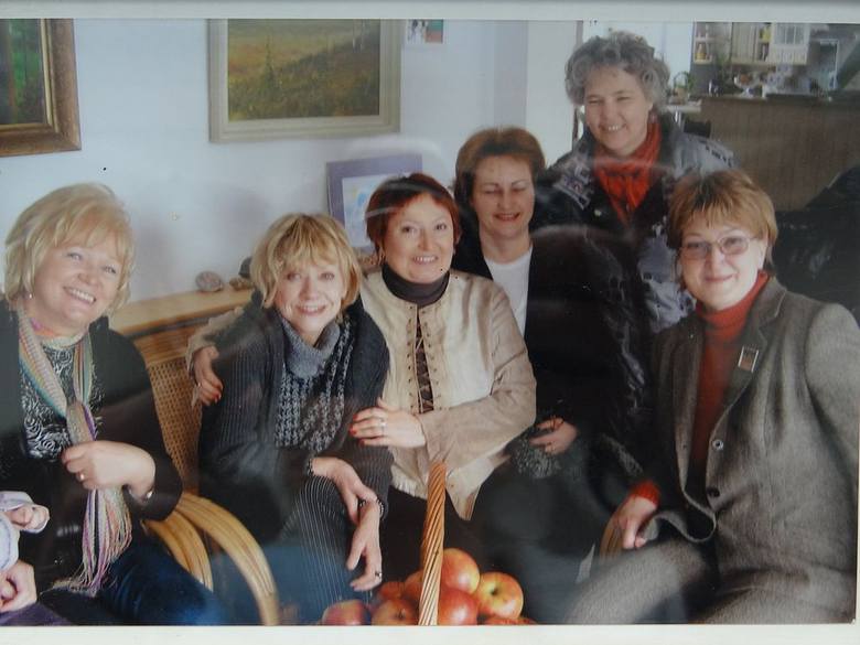 Krystyna Bazak (z prawej) z Krystynami, m. in. z Krystyną Sienkiewicz oraz Krystyną Tkacz w jej skierniewickim domu