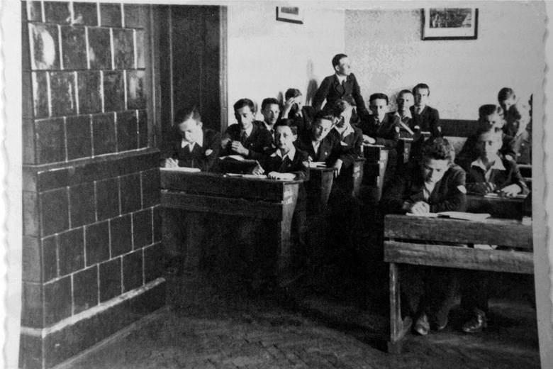 Stanisław Juchnowicz (drugi od lewej) w gimnazjum Mikołaja Kopernika w Samborze około 1934 roku.