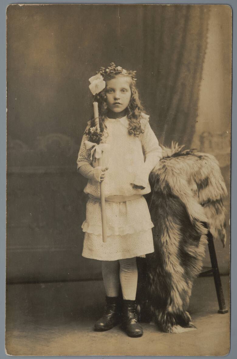 Dziewczynka w stroju komunijnym, ok. 1913. 