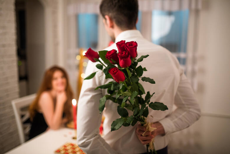 Czerwone róże to oznaka miłości, namiętności i pożądania. Jednak znaczenie ma nie tylko rodzaj i kolor kwiatów, ale także ich liczba.