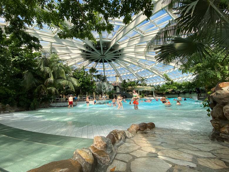 Aqua Mundo - kąpiel pod błękitną kopułą nieba to największa atrakcja parku.
