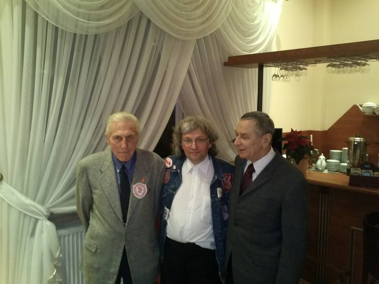 Na pokoleniowym spotkaniu pojaiwły się legendy ŁKS - Wiesław Jańczyk (z lewej) i Józef Walczak (z prawej). Tu w towarzystwie organizatora spotkania Jacka Bogusiaka