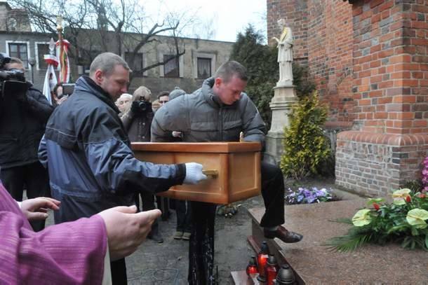Trumna ze szczątkami proboszcza Michalskiego spoczęła w grobowcu zasłuzonych kapłanów przy konkatedrze
