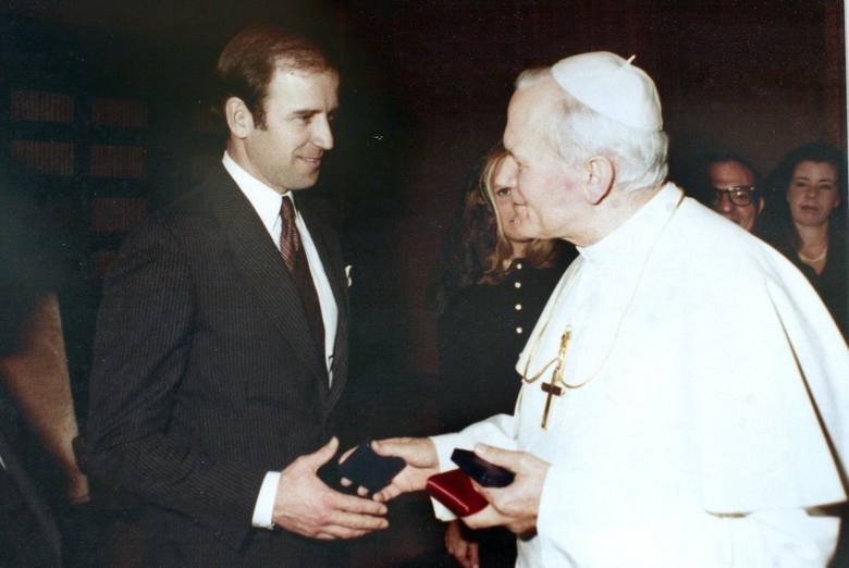 Joe Biden, drugi katolicki prezydent USA, umieścił w Gabinecie Owalnym zdjęcie z papieżem Franciszkiem, co komentowały służby dyplomatyczne Watykanu.