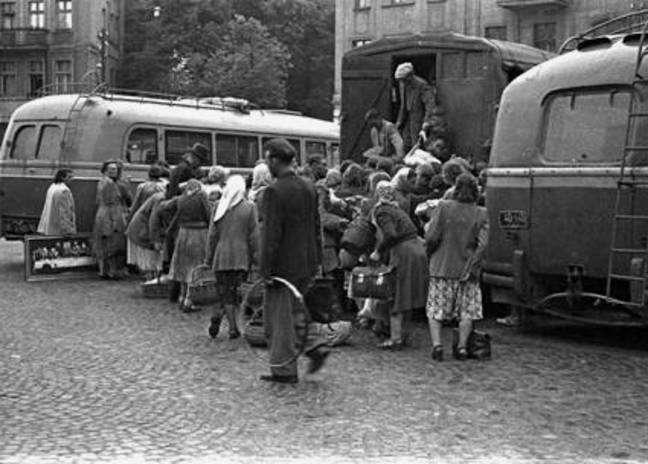 Karetka pogotowia ratunkowego na rynku w Brodnicy, 1957 rok. Na zdjęciu brodniczanka Lena Jarych z harcerzem z 23 WDH.