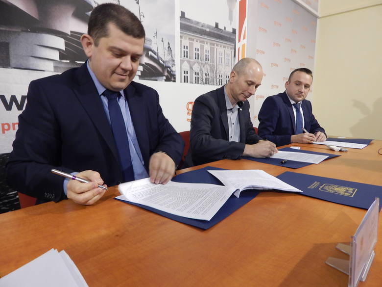 Prezydent Jacek Wójcicki podpisuje umowy na dokumentacje