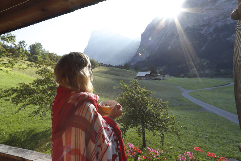 Kobieta wpatrzona w szwajcarskie widoki