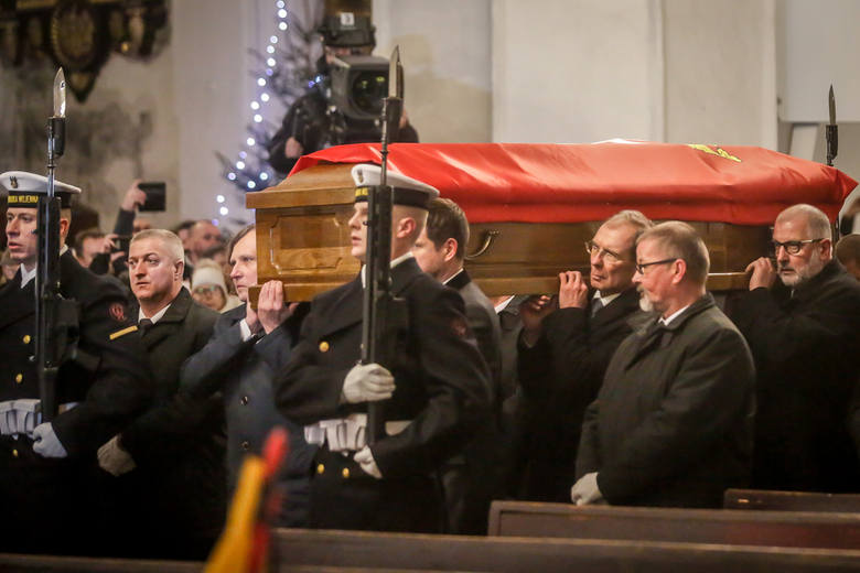 Kondukt żałobny z trumną śp. prezydenta Pawła Adamowicza z ECS do Bazyliki Mariackiej