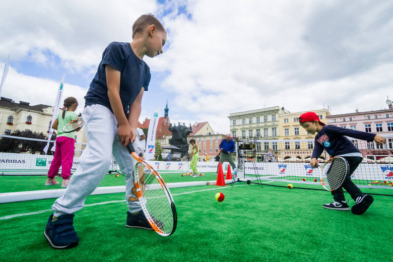 Organizatorzy zadbali o to, by każdy mały zawodnik poczuł się jak prawdziwy tenisista. Dzieci zostały wyposażone w sprzęt tenisowy, a trenerzy uczyli je odpowiedniego zachowania na korcie.