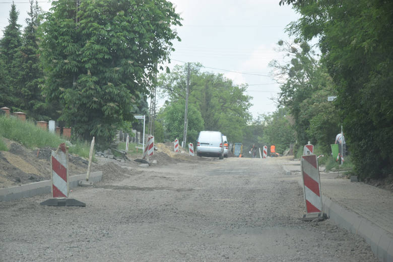 Przebudowa ul. Podgórnej jest w 60 proc. ukończona. Choć zakończenie prac planowane jest na koniec czerwca 2017 to bardzo możliwe, że jeszcze w tym roku po części drogi będzie można przejechać samochodem.