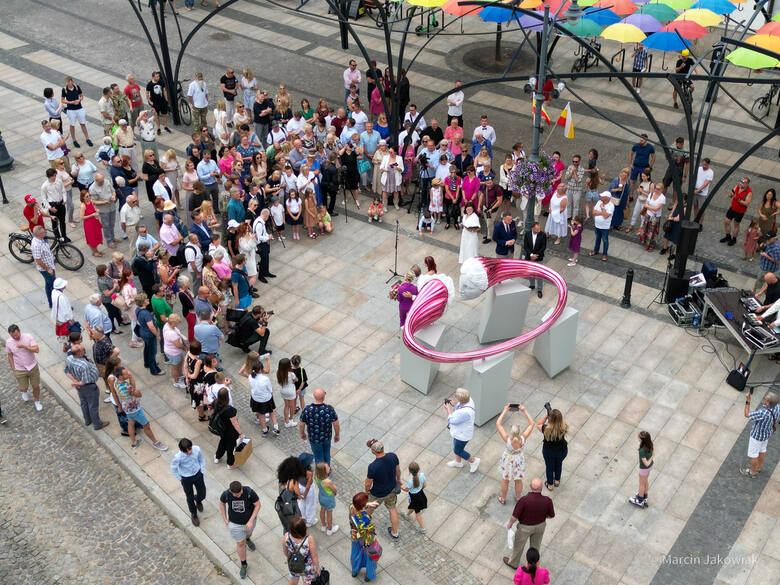 Rzeźba Michała Jackowskiego "Obietnica" ufundowana miastu przez Joannę Szymańską-Kok została odsłonięta w piątek 23 czerwca przy ul.