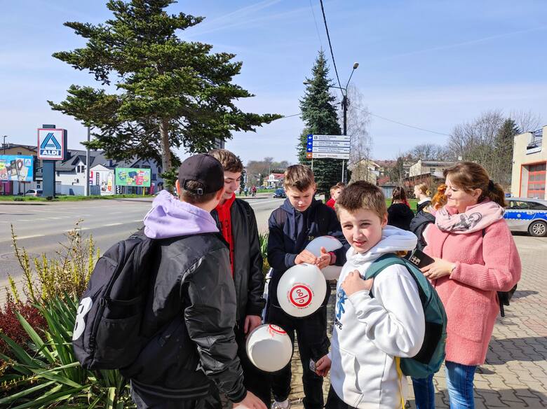 Uczniowie szkół podstawowych w Oświęcimiu asystowali policjantom z oświęcimskiej komendy podczas badania trzeźwości kierowców na ulicach miasta
