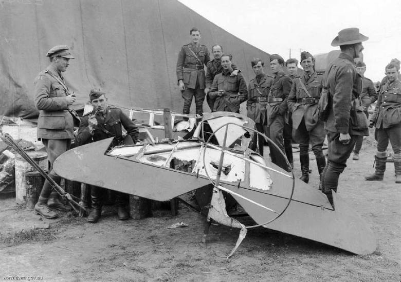 Australijscy żołnierze przy zestrzelonym samolocie barona.