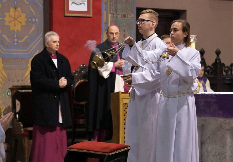 Biskup łowicki Andrzej F. Dziuba odebrał nagrodę z rąk prymasa Polski [ZDJĘCIA]