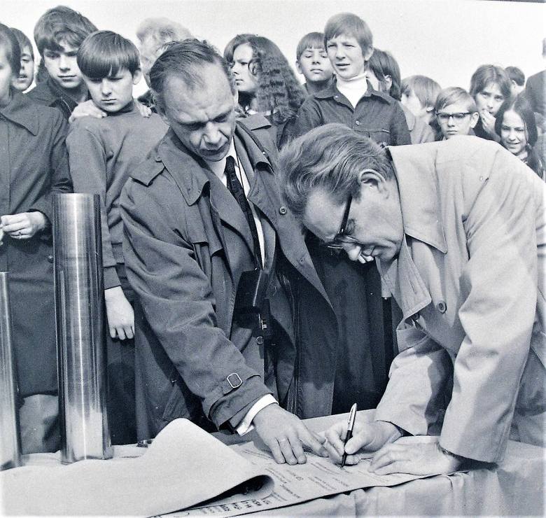 15 październik 1973 r., podpisywanie aktu erekcyjnego budowy nowej „Pomorzanki”
